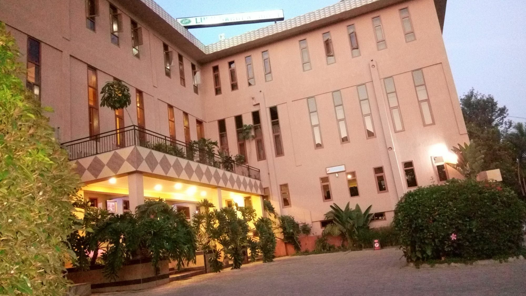 Lush Garden Hotel Аруша Екстер'єр фото